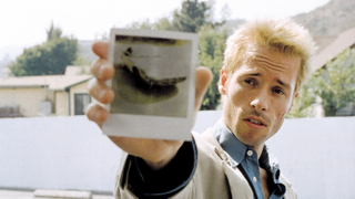 Fotograma de la película Memento de Nolan.